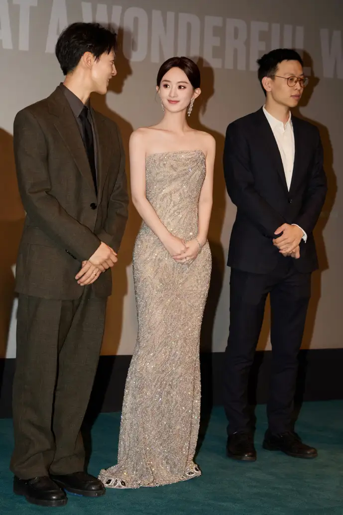 少年举着手机在操场奔跑